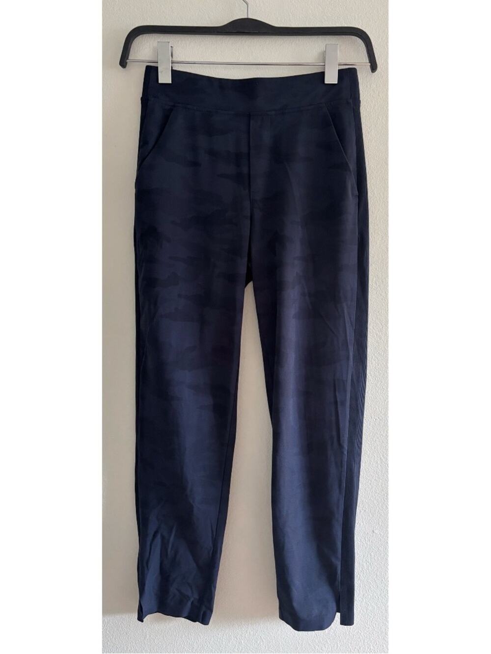 Athleta Navy Blue Camo Printed Pull On Athletic Ankle Pants Size 2
